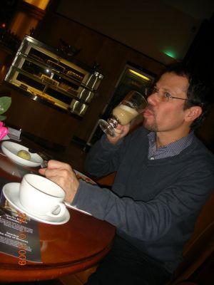 Kazım kahvesini yudumluyor